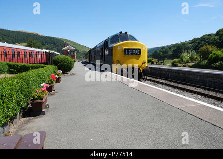 03 Juli 2018 - Carrog Bahnhof, Wales, Großbritannien. Mit einer Class 37 Lokomotive Gruppe (C 37 LG) English Electric Typ 3. V12-Motor 1700 bhp. Stockfoto