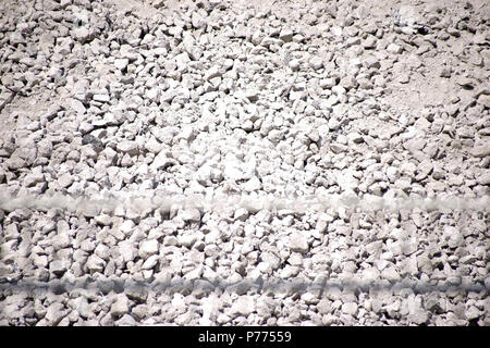 Ein Haufen geschüttet und gebrochenem Beton Schutt hinter dem Zaun. Stockfoto