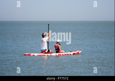 Vater und Tochter zusammen paddeln auf einem sup Board. Stockfoto