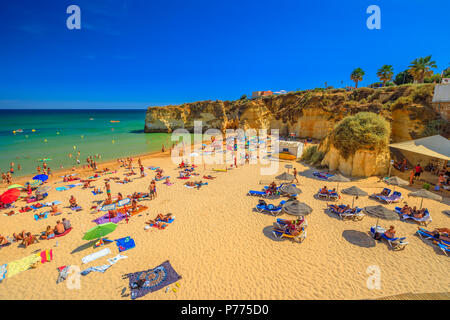 Lagos, Portugal - 21 August 2017: Luftaufnahme von Praia Dona Ana in Lagos. Menschen Sonnenbaden am beliebten Strand Dona Ana. Sommer Urlaub in der Algarve, Portugal. Säulen und Sandstein für den Hintergrund. Stockfoto