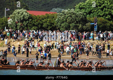 Maori warriors Paddel Waka Taua (Krieg Kanus) in Waitangi Day feiern in Waitangi, Neuseeland Stockfoto