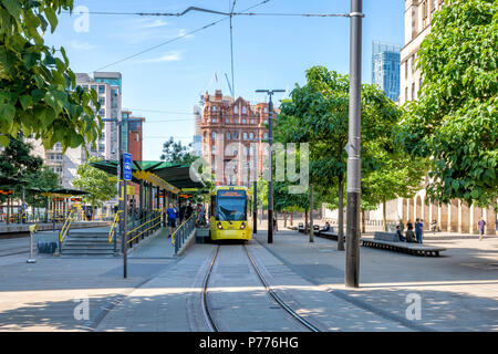 Modernen Metrolink tram herauf Passagiere an St. Peters Square im Zentrum von Manchester, Großbritannien Stockfoto