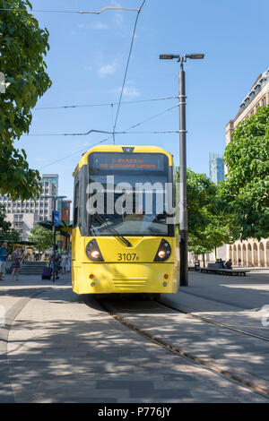 Modernen Metrolink tram herauf Passagiere an St. Peters Square im Zentrum von Manchester, Großbritannien Stockfoto