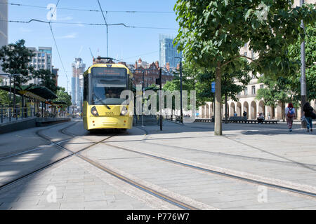 Modernen Metrolink tram herauf Passagiere an St. Peters Square im Zentrum von Manchester, Großbritannien Stockfoto