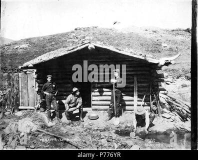 . Englisch: Vier Bergleute vor der Blockhütte am Dominion Creek, Yukon Territory, Ca. 1898. Englisch: Zeigt zwei bergleute Goldwaschen im Bach. Bildunterschrift auf Bild: "Nein. 13 niedrig. Dominion". Klondike Gold Rush. Themen (LCTGM): Gold Miner - Yukon; Gold mining -- Yukon; Gold Mining Equipment -- Yukon; Log Cabins - Yukon; Quersägen - Yukon. ca. 1898 5 Vier Bergleute vor der Kabine auf Dominion Creek, Yukon Territory anmelden, ca 1898 HEGG (352) Stockfoto