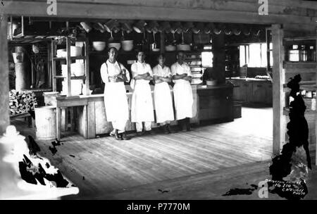 . Englisch: Bordküche und Crew, Brighton Mühlen Firma, Brighton, Ca. 1922. Englisch: Legende auf Bild: Brighton Mills Co, Noi. 274 PH Coll 516.249 Brighton wurde 1910 gegründet und wurde nach dem Badeort in England benannt. Die Brighton Mühlen Unternehmen wurde 1911 von dem Watt Brüder von Bay City gegründet. Die Mühle wurde im Jahre 1926 geschlossen. Themen (LCSH): xyz. ca. 1922 5 Kombüse und Crew, Brighton Mühlen Firma, Brighton, ca 1922 (KINSEY 2149) Stockfoto