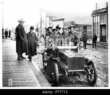 . Englisch: Allgemeine Adolphus Washington Greely und Party im Golden Gate Hotel, Nome, August 1905 ankommen. Englisch: Legende auf Bild: Gen. Greely und Party im Golden Gate Hotel, Nome, Alaska, 12.08.22D 1905 anreisen. Nome Handelskammer, Host. Foto von F.H. Nowell, 4186 Fächer (LCTGM): Automobile - - Alaska - Nome; Straßen-- Alaska - Nome; Gruppe Porträts Themen (LCSH): Greely, A.W. (Adolphus Washington), 1844-1935. 1905 5 Allgemeine Adolphus Washington Greely und Party bei der Ankunft im Golden Gate Hotel, Nome, August 1905 (NOWELL 87) Stockfoto