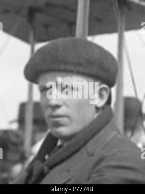 . Harvey Crawford und Doppeldecker, Tacoma. Deutsch: Schwarz und Weiß in der Nähe Glasplatte negative Image der aviator Harvey Crawford in seinem Doppeldecker sitzt, mit einem weiblichen Zuschauer am Flügel sitzt, vermutlich auf dem Tacoma Pierce County WA tideflats, nach seiner Flucht aus der Nähe der Puyallup Tal Fairgrounds, Sept. 28, 1912. 28. September 1912 5 Harvey Crawford 1912 Kopf (7/8) Stockfoto