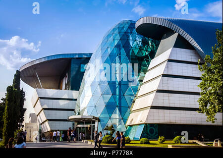 Park Bulvar kino Baku Gebäude. Futuristische Architektur Gebäude in Baku mit Konzeption. futuristischen Stadt Hintergrund. Modernes Gebäude Hintergrund Stockfoto