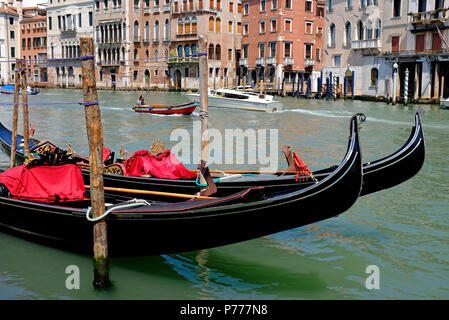 Zwei angelegten Gondeln auf dem Canal Grande, Venedig, Italien Stockfoto