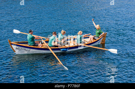 PORTSOY FESTIVAL ABERDEENSHIRE SCOTLAND REGATTEN CHEERS AUS DEM TEAM GROOT 3 Stockfoto