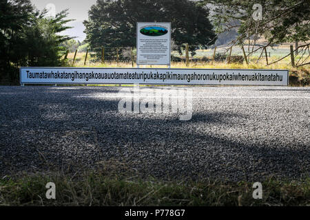 Zeichen, die längsten Ortsnamen in Neuseeland in der Nähe von Porangahau. Oft verkürzt zu Taumata Stockfoto