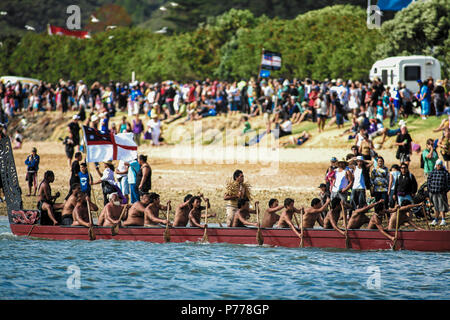 Maori warriors Paddel Waka Taua (Krieg Kanus) in Waitangi Day feiern in Waitangi, Neuseeland Stockfoto