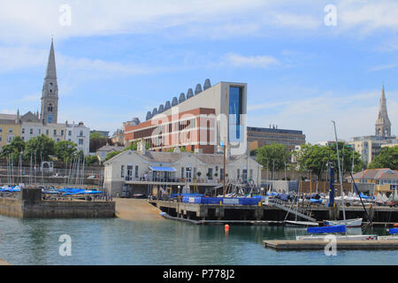 DLR-Lexikon, Dun Laoghaire neue Zentralbibliothek, in 2014 geöffnet, und gesehen von Dun Laoghaire Hafen, mit der Yacht Club im Vordergrund. Stockfoto