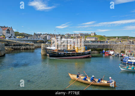 PORTSOY FESTIVAL ABERDEENSHIRE SCOTLAND REGATTEN DER HAFEN MIT PORTSOY HÄUSER IM HINTERGRUND Stockfoto