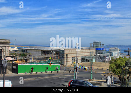 Dun Laoghaire Fährhafen Gebäude im Hintergrund mit Bauarbeiten auf Marine Road. Stockfoto