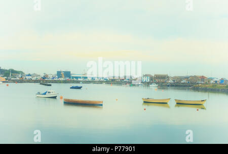 Blick auf den Hafen von Howth mit kleinen Meer Handwerk im Vordergrund und die West Pier im Hintergrund auf einem nebligen Sommertag. Stockfoto