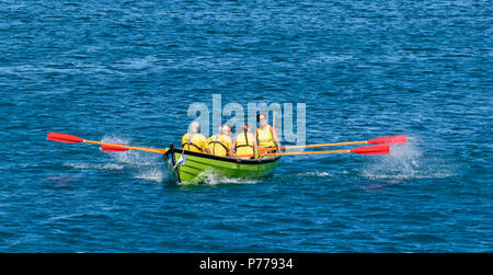 PORTSOY FESTIVAL ABERDEENSHIRE SCOTLAND REGATTEN YACHT 53 Racing mit dem WINDBLOWN SPRAY AUS DEM RUDER Stockfoto