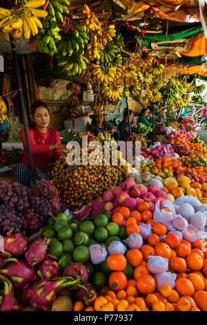 Unglaubliche frische Obst und Gemüse auf den Verkauf in den Siem Reap Markt jeden Tag. Stockfoto