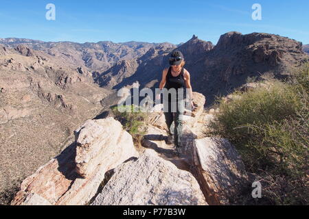 Frau genießt die Aussicht am Ende der Blackett Ridge Trail in den Santa Catalina Mountains in der Nähe von Tucson, Arizona, USA. Stockfoto