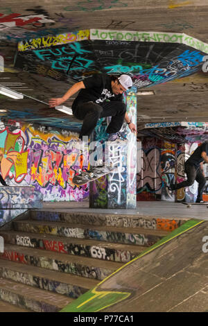 Londoner Southbank Centre Skatepark graffiti Skater in Air Flug Treppen Schritte skateboarding springen Trick action Skill akrobatische Stockfoto