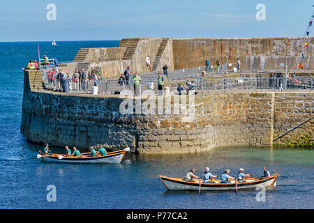 PORTSOY FESTIVAL ABERDEENSHIRE SCOTLAND REGATTEN TEAM GROOT 3 NEDERLAND UND TEAM DUNBAR NEBEN DEN ALTEN HAFEN WAND Stockfoto