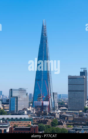 London City Southbank modernen Wahrzeichen der Shard office Restaurants hotel Züge Wolkenkratzer Wolkenkratzer wolkenlos blauen Himmel Kran Krane Stockfoto