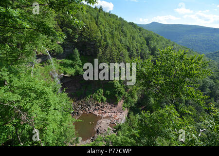 Auf der Suche nach unten auf Kaaterskill Schwimmen Loch fällt. Stockfoto