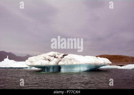 Eisberg mit Pilzform im Isländischen Gletscherlagune Stockfoto