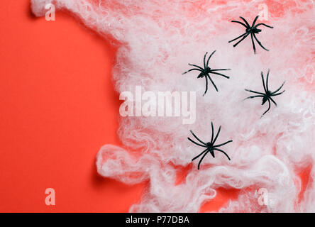 Cobweb mit schwarzen Spinnen auf dem orangen Hintergrund, Halloween Urlaub Konzept Symbol Stockfoto