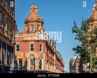 Uhr an der Ecke King Edward Street und Briggate von Albion Hotel Leeds West Yorkshire England Stockfoto