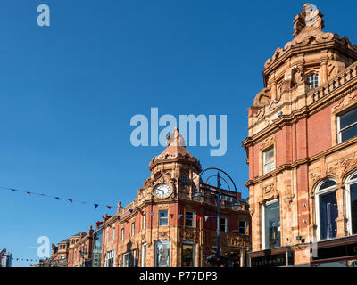 Uhr an der Ecke King Edward Street und Briggate im Victoria Quarter Leeds West Yorkshire England Stockfoto