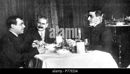 Español: Fotografía muestra que al Matador de Toros español Machaquito comiendo Con Su hermano y un Amigo. El Torero lleva un aparato ortopédico a causa de la herida que gestern sufrido en el Cuello al ser embestido por un Toro. November 1911 44 Machaquito comiendo 1911 Stockfoto