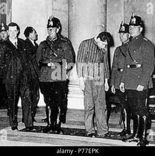 Englisch: Marinus van der Lubbe (1909-1934) mit deutschen Polizisten. Foto: Unbekannter Fotograf, nach NRC-Handelsblad am 3. März 1933. 3 März 1933 46 MarinusvanderLubbe 4 Stockfoto