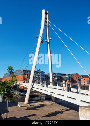 100-Brücke über den Fluss Aire Brewery Wharf Leeds West Yorkshire England Stockfoto