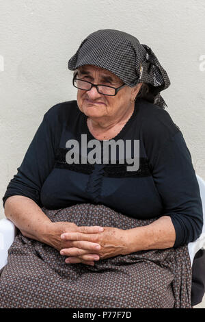 Alte Dame sitzt in der zentrale Platz Trg Svetog Stjepana außerhalb der Kathedrale, Hvar, Split-dalmatien, Kroatien. Stockfoto