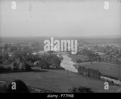 Englisch: Blick über die Thames Valley, nördlich von Streatley Hill, C. 1892. Goring ist sichtbar, über den Fluss und die Brücke zwischen Goring und Streatley. 1900-1909; Glas negative von H. W. verspotten, Feld 19, Nr. 8855. 1892 61 Blick über die Thames Valley von Streatley Hill, C. 1892 Stockfoto