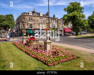 Bei der Krone in der Montpellier Viertel in Harrogate, North Yorkshire England Blumenbeet Stockfoto