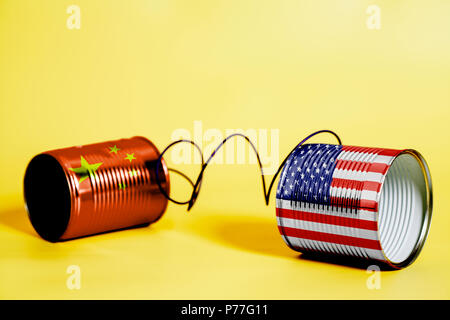 Blechdose mit USA und China Flags.communication Konzept auf Gelb Stockfoto