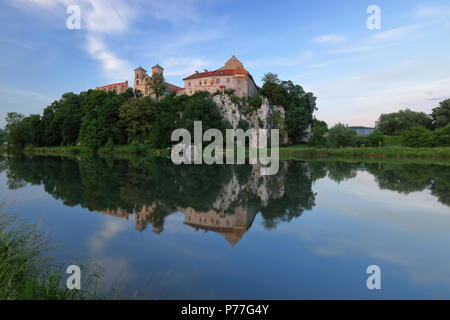 Blick auf die benediktinerabtei in Tyniec in der Nähe von Krakau, Polen, Weichselufer mit Gras, Bäumen, Spiegelungen auf dem Wasser wie im Spiegel Stockfoto