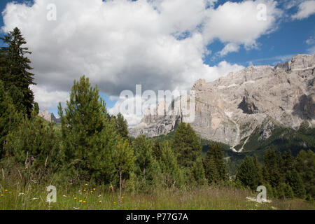 Cloud durch Campanili de Murfreit und Bindelturm T de Murfreitthe Sella Gruppe von Plan de Gralba Wolkenstein Gröden Dolomiten Italien Stockfoto