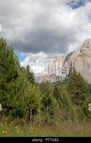 Cloud durch Campanili de Murfreit und Bindelturm T de Murfreitthe Sella Gruppe von Plan de Gralba Wolkenstein Gröden Dolomiten Italien Stockfoto