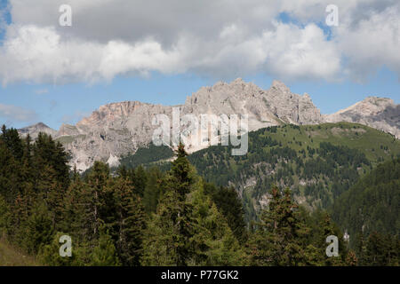 Cloud für den Durchgangsverkehr durch das Gran Cir über der Grodner Joch oder Passo Gardena von oben Plan de Gralba Wolkenstein Gröden Dolomiten Italien Stockfoto