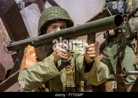 Diorama zeigt WW2 US-Soldaten feuern Bazooka am Omaha Beach in der Overlord Museum über den Zweiten Weltkrieg D-Day, Colleville-sur-Mer, Normandie, Frankreich Stockfoto