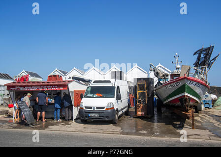 Fisch Stall der lokalen Fischer Verkauf von Meeresfrüchten und Dory, flacher Boden Fischerboot in Dieppe, Seine-Maritime, Normandie, Frankreich Stockfoto