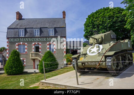 Amerikanische M5 Stuart leichter Panzer an der Ecke Museum des Toten Mannes, WK 2 Museum in Saint-Côme-du-Mont, Saint-Lô, Normandie, Frankreich Stockfoto