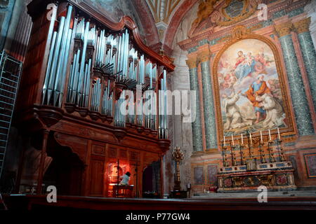 Große Pfeifenorgel im Inneren von Santa Maria degli Angeli, Rom Italien. Stockfoto