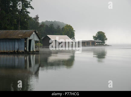 Nebligen See Reflexionen in den frühen Morgenstunden Stockfoto