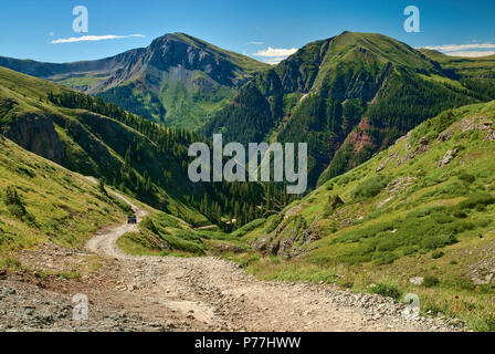 Geländewagen auf felsiger Straße zum Clear Lake mit Blick auf die San Juan Mountains, in der Nähe von Silverton, Colorado, USA Stockfoto