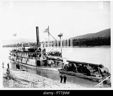 . Englisch: Dampfgarer MONARCH mit Passagieren auf Deck und leichter an River Landing, Ca. 1904. Englisch: Legende auf Bild: 2510 auf der Rückseite des Bildes: Dampfgarer Monarch und leichtere Themen (LCTGM): Dampfschiffe - Alaska; Passagiere - Alaska; Flüsse - Alaska Themen (LCSH): Monarch (Steamboat); Leichtern - Alaska. ca. 1904 12 Dampfgarer MONARCH mit Passagieren auf Deck und leichter an River Landing, ca 1904 (NOWELL 114) Stockfoto